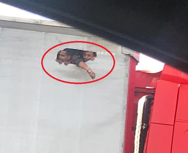 Người nhập cư vào Anh đục thủng màn che trên xe container để lấy dưỡng khí - 1