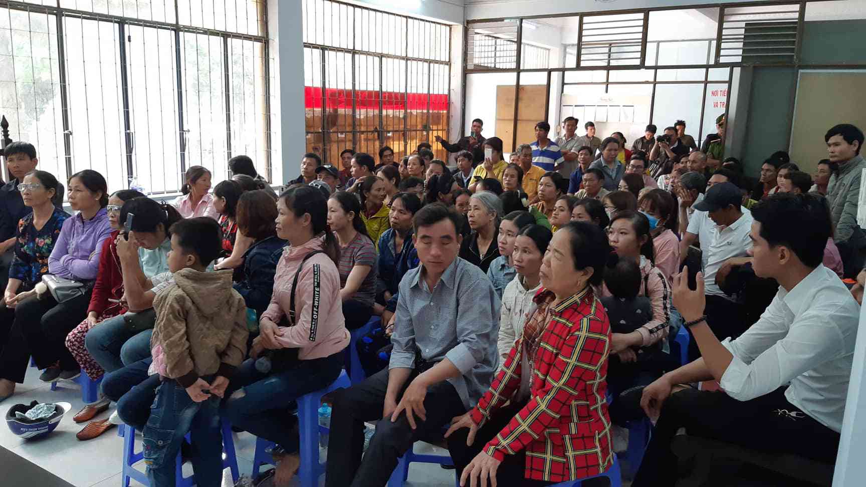 Mang súng đi giành đất, 8 người bị đánh thương vong - 3