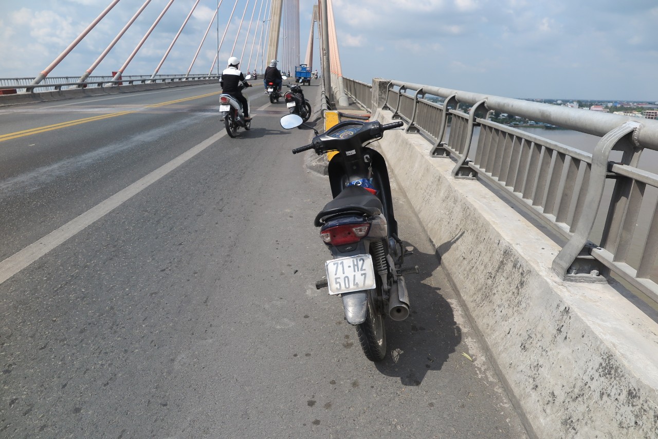 Đang cho cá ăn, hoảng hồn phát hiện thi thể người đang phân hủy - 2