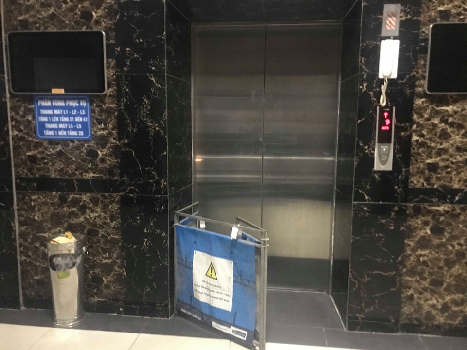 Hà Nội: Thang máy chung cư bất ngờ dừng hoạt động, 8 người kẹt bên trong - 2
