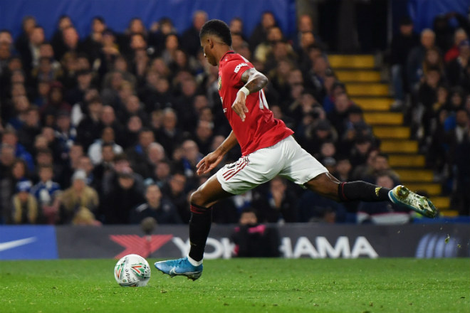 Rashford đá phạt hơn Ronaldo xấp xỉ Messi, lộ bí quyết phá lưới Chelsea - 1