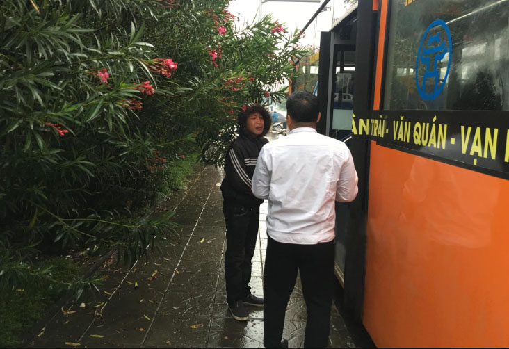 Kẹp 3 trên “Dream chiến”, nam thanh niên tông vỡ kính xe buýt rồi khóc xin tha - 2