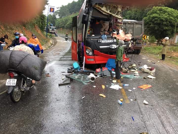 Kinh hoàng hình ảnh đầu xe khách bị vò nát sau tai nạn trên quốc lộ - 3