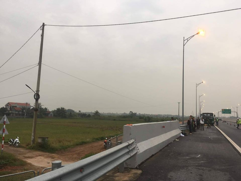 Đi bộ trên cao tốc Hạ Long – Hải Phòng, một thanh niên bị ô tô tông tử vong - 1