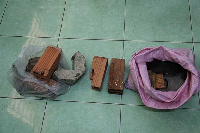 Sau nẹt pô đinh tai nhức óc nhóm "quái xế" còn ném "mưa gạch đá" vào nhà dân - 2