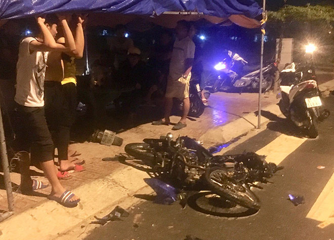 “Quái xế” so kè tốc độ “bàn thờ”trong khu dân cư, 4 người nguy kịch - 1