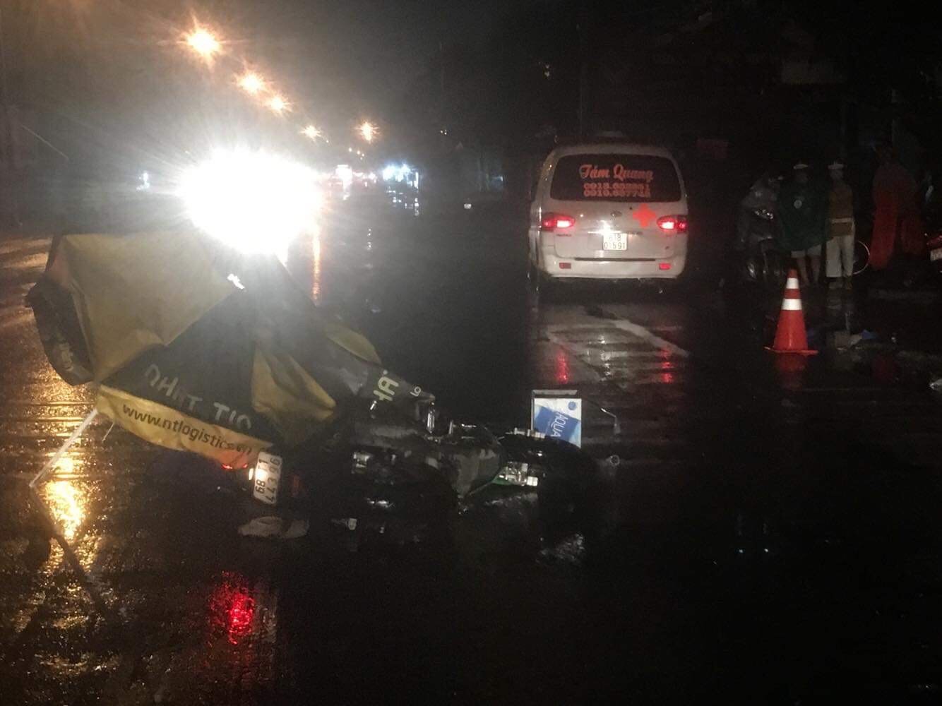 Truy tìm ô tô tông chết người rồi bỏ trốn trong đêm mưa - 1