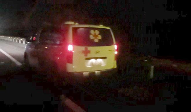 Sau va chạm liên hoàn, xe cứu thương bỏ mặc nạn nhân bị tai nạn giao thông - 2