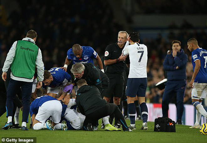 Son Heung Min nhận thẻ đỏ, ôm đầu khóc nức nở nhìn SAO Everton bất tỉnh trên sân - 1