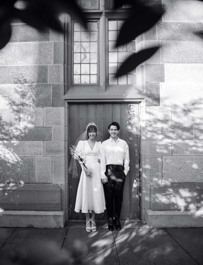 Tung ảnh cưới ở Sydney - ảnh cặp đôi màu đen: Với khung cảnh xinh đẹp và ánh sáng tuyệt vời, Sydney là một địa điểm lý tưởng để chụp những bức ảnh cặp đôi đẹp nhất. Bộ ảnh cưới của cặp đôi màu đen tại thành phố nổi tiếng này sẽ khiến bạn say đắm cảm xúc.