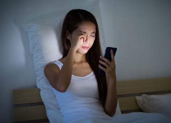 ‘Mù tạm thời’ vì sử dụng smartphone liên tục vào ban đêm - 4