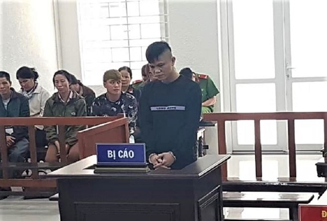 Nam thanh niên "thuê mẹ" đến xin cưới sau khi lừa tiền bạn gái - 1