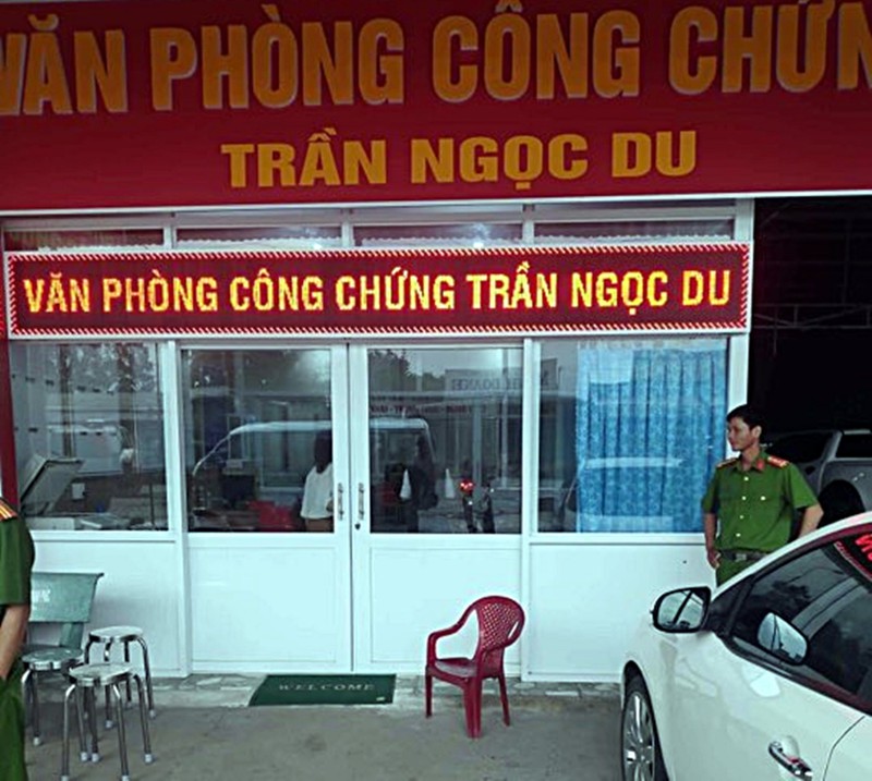 Nổ súng trước văn phòng công chứng, 1 người bị thương - 1