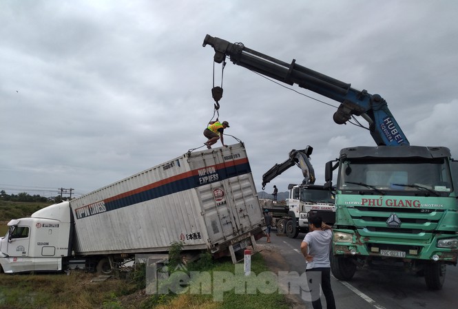 Xe tải và container liên tiếp lao xuống ruộng lúa vì gió bão - 1