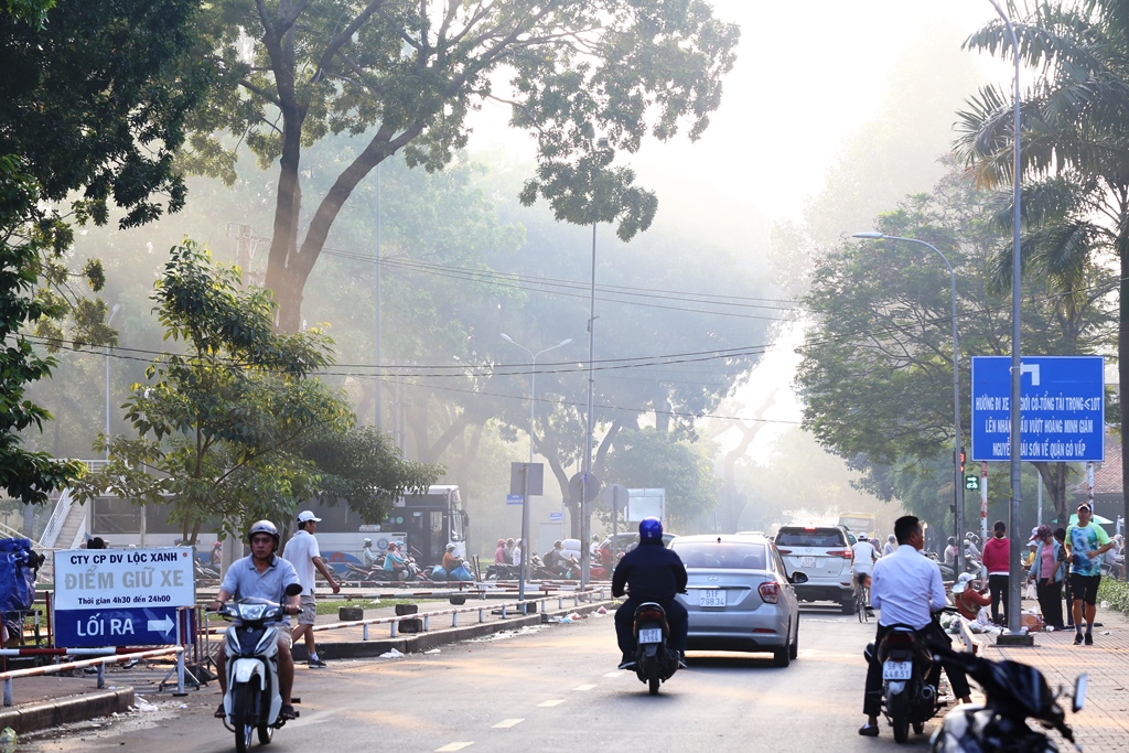 Trời se lạnh, người Sài Gòn khăn len áo khoác ra đường như mùa đông ở Hà Nội - 1