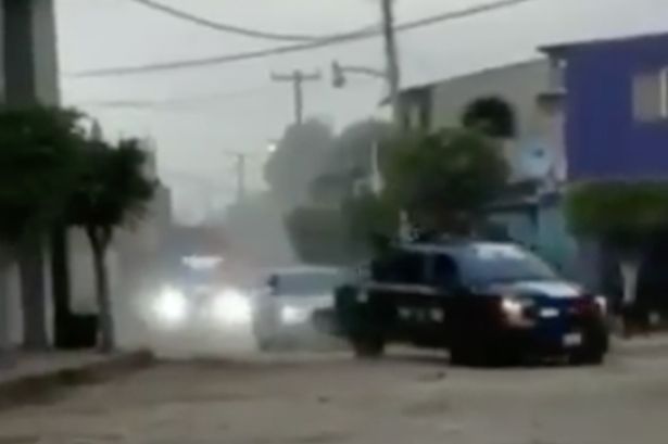 Video: Băng đảng của trùm ma túy El Chapo phô trương quyền lực bằng đoàn xe bọc thép - 1