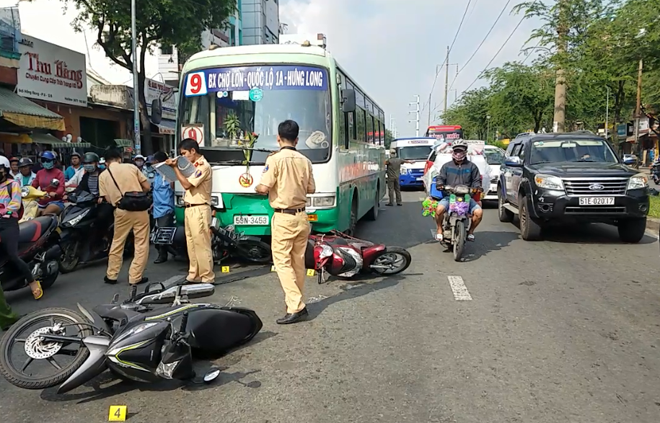 Sau tiếng gào thét “xe mất thắng”, xe buýt đâm vào dòng phương tiện chờ đèn đỏ - 1