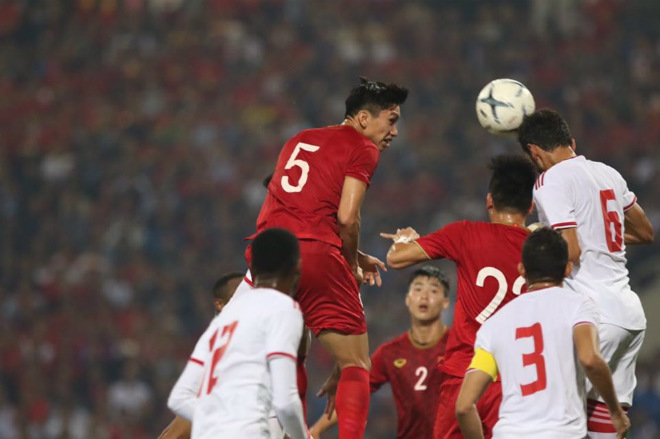 Văn Hậu lột xác: Không chiến dũng mãnh như Ronaldo, SAO UAE "khóc thét" - 1