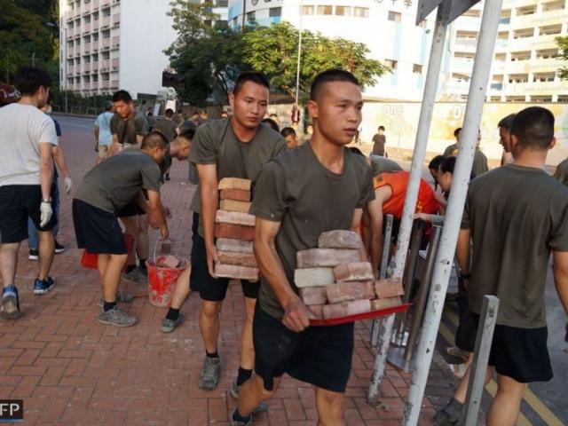 Lính Trung Quốc bất ngờ xuất hiện trên đường phố Hong Kong, hành động khác thường
