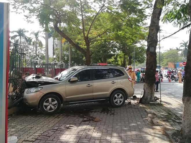 Ô tô gây tai nạn liên hoàn trên đường phố Hải Phòng, nhiều người nhập viện - 1