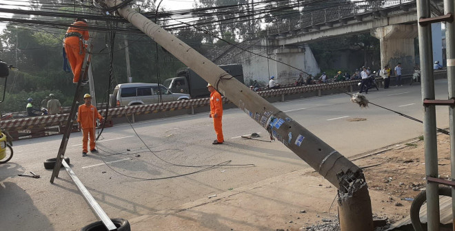 Truy tìm xe tải kéo sập 2 cột điện rồi lao qua cả trạm thu phí để bỏ trốn - 1