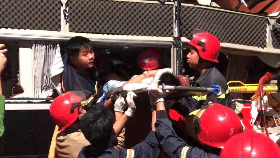 Xe khách nát bét đầu sau cú va chạm kinh hoàng với xe tải - 3