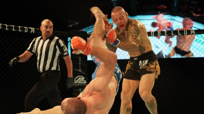 Knock-out chấn động MMA: Bay 360 độ vung cước triệt hạ như phim chưởng - 1