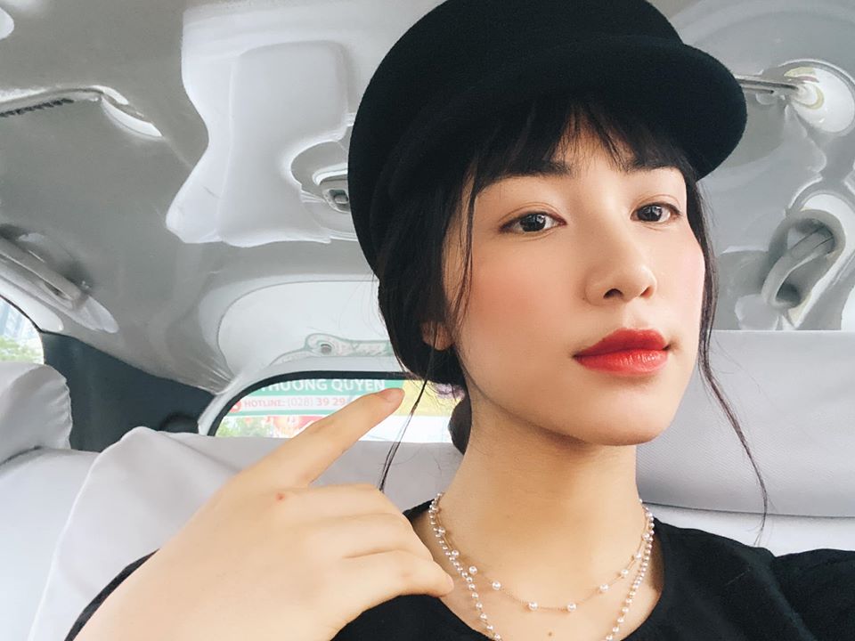 Hòa Minzy đỏm dáng với tóc giả 200 ngàn đồng - 1