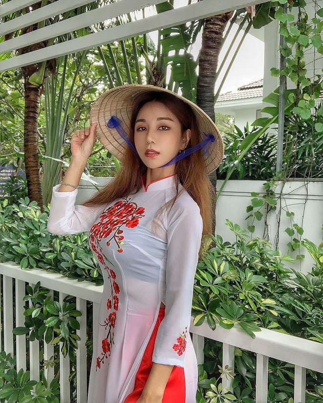 Người mẫu nóng bỏng Hàn Quốc mặc áo dài xuyên thấu lộ nội y ở Đà Nẵng