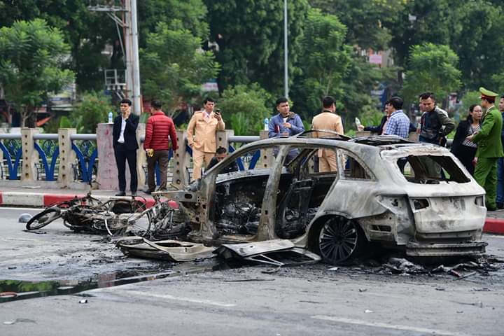 2 chiếc xe sang MercedesBenz vỡ nát trong vụ tai nạn liên hoàn trên cao  tốc Hà Nội  Bắc Giang