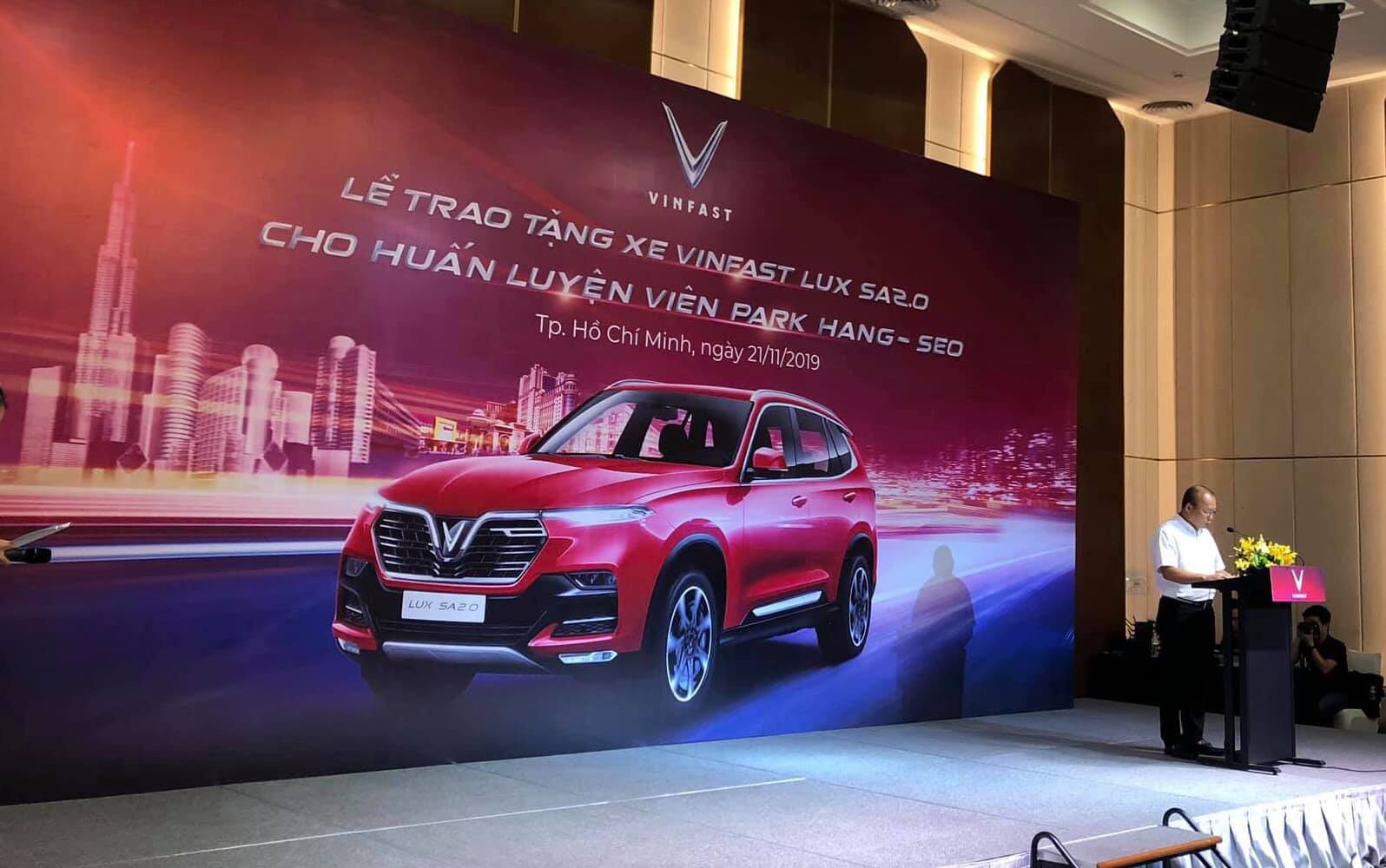 Huấn luyện viên Park Hang Seo được VinFast tặng xe LUX SA2.0 - 1