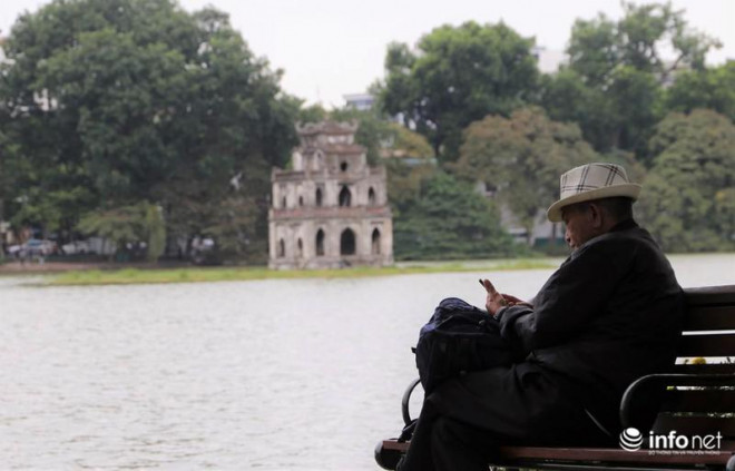 Hà Nội: Người dân áo ấm, mũ len kín đầu đi làm trong đợt "gió lạnh đầu mùa" - 1