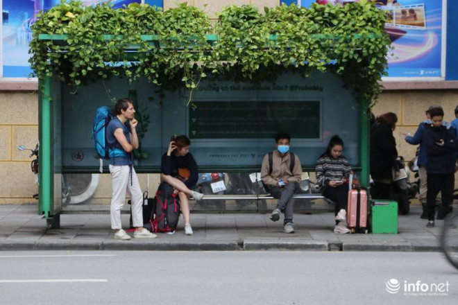 Hà Nội: Người dân áo ấm, mũ len kín đầu đi làm trong đợt "gió lạnh đầu mùa" - 7