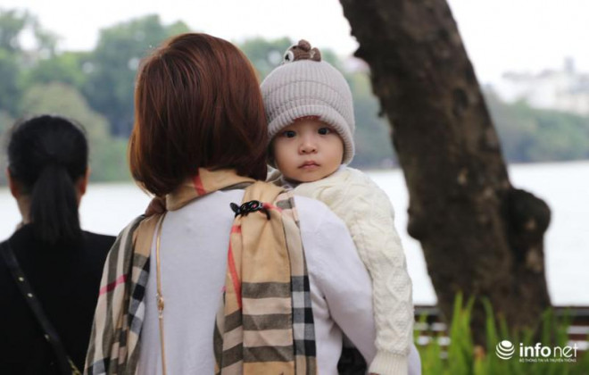 Hà Nội: Người dân áo ấm, mũ len kín đầu đi làm trong đợt "gió lạnh đầu mùa" - 5