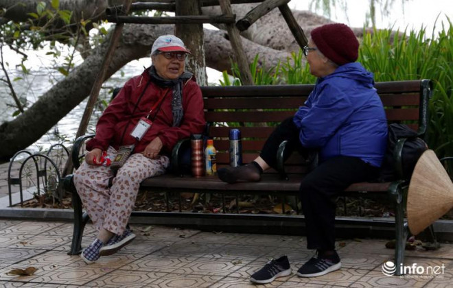 Hà Nội: Người dân áo ấm, mũ len kín đầu đi làm trong đợt "gió lạnh đầu mùa" - 4