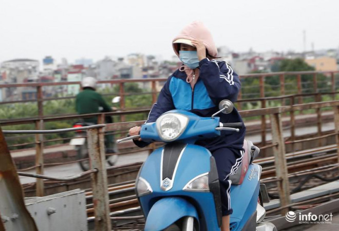 Hà Nội: Người dân áo ấm, mũ len kín đầu đi làm trong đợt "gió lạnh đầu mùa" - 10