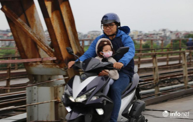 Hà Nội: Người dân áo ấm, mũ len kín đầu đi làm trong đợt "gió lạnh đầu mùa" - 11