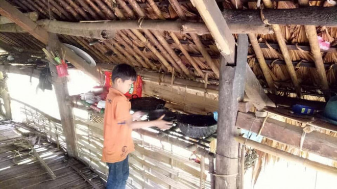 Cậu bé 10 tuổi sống cô độc, đi hàng trăm cây số đưa thi thể bố về chôn cất - 4
