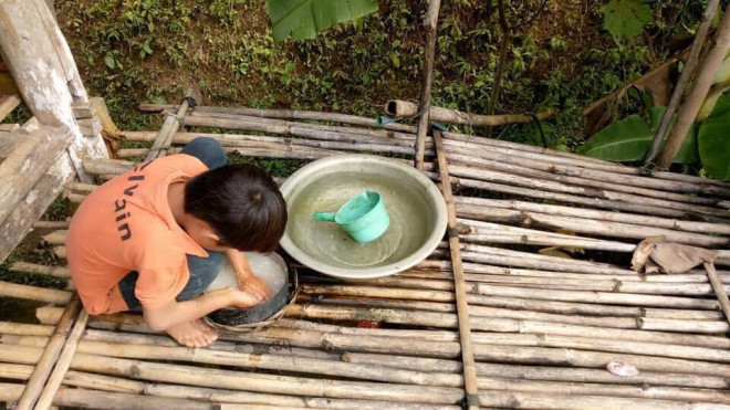 Cậu bé 10 tuổi sống cô độc, đi hàng trăm cây số đưa thi thể bố về chôn cất - 11