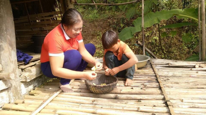 Cậu bé 10 tuổi sống cô độc, đi hàng trăm cây số đưa thi thể bố về chôn cất - 12