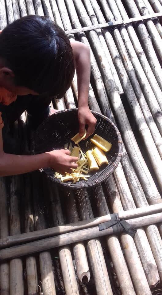 Cậu bé 10 tuổi sống cô độc, đi hàng trăm cây số đưa thi thể bố về chôn cất - 7