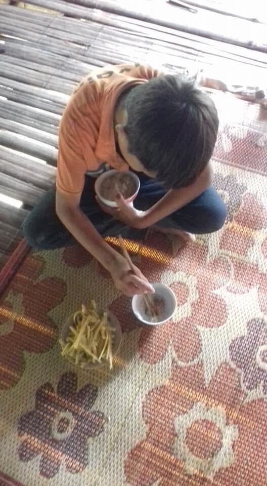 Cậu bé 10 tuổi sống cô độc, đi hàng trăm cây số đưa thi thể bố về chôn cất - 8