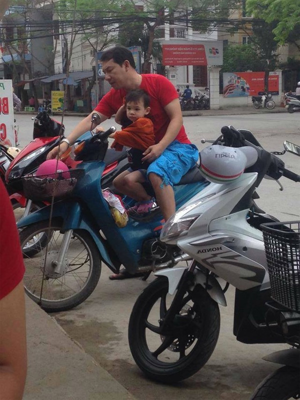 "Táo kinh tế" chở con trai trên xe máy cà tàng khiến người hâm mộ xôn xao