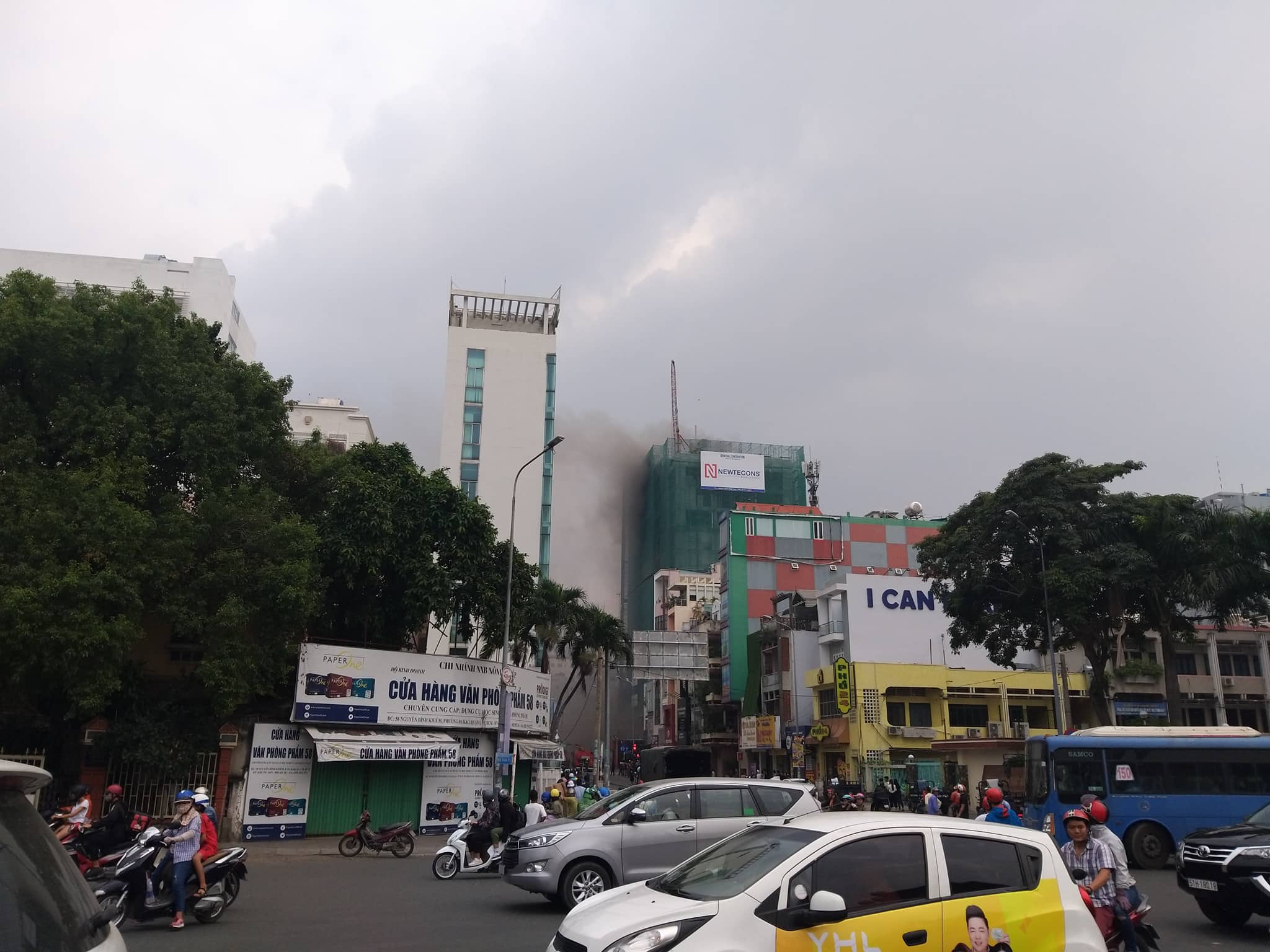 Khói đen bao trùm công trình xây dựng cao ốc ở trung tâm Sài Gòn - 2
