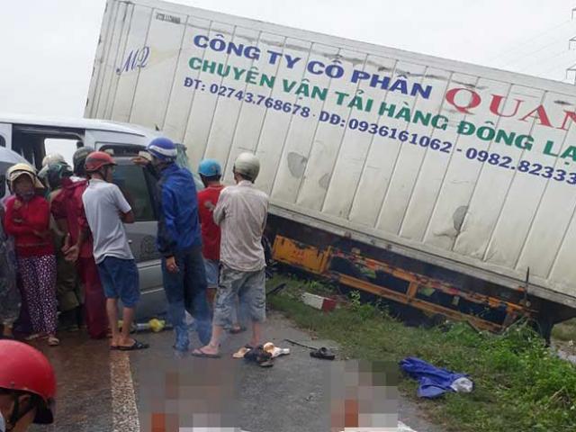 Kinh hoàng container đấu đầu xe khách, 9 người thương vong