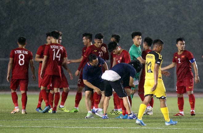 Thầy Park lo lắng: Học trò lần lượt tập tễnh rời sân sau đại thắng U22 Brunei - 1