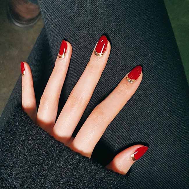 Móng tay đỏ: Màu đỏ chính là biểu tượng của sự may mắn và sang trọng, vì thế không thể thiếu trong bộ sưu tập nail của bạn. Hãy dùng sự sáng tạo của mình để tạo ra các họa tiết độc đáo và phù hợp với cá tính bản thân. Với móng tay đỏ rực, bạn sẽ tự tin và thu hút mọi ánh nhìn.