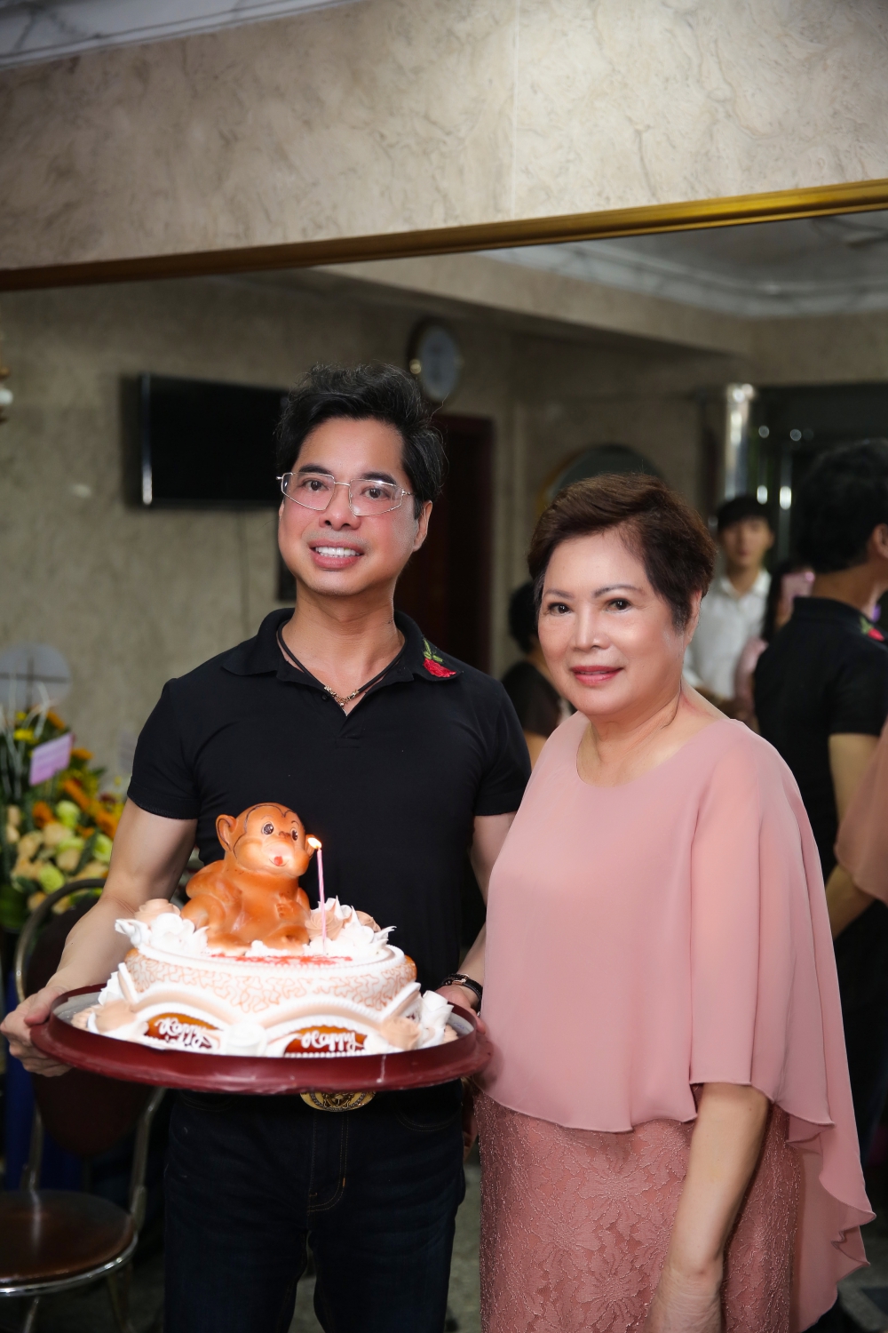 Nghìn người vây kín “tổ rồng” 100 tỷ của Ngọc Sơn nhận tiền trăm triệu, 10 tấn gạo - 6