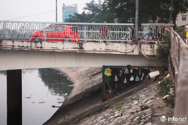 Nhà trên phố không ở, cụ bà gần 80 tuổi ra gầm cầu ngủ suốt 10 năm vì "ở đây mát hơn" - 1