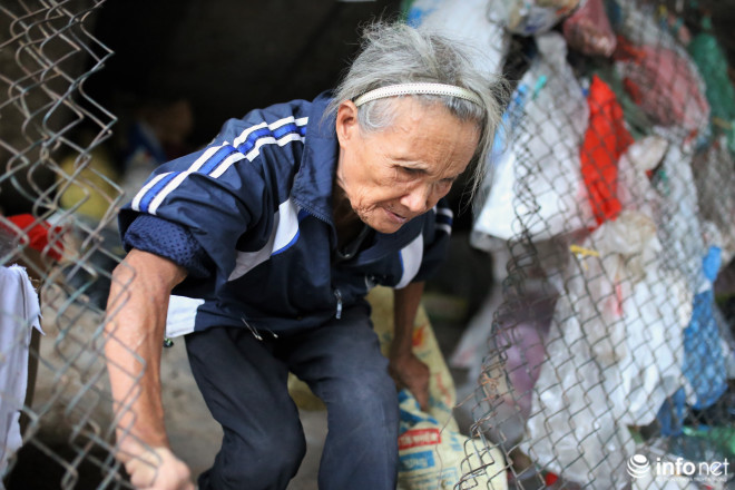 Nhà trên phố không ở, cụ bà gần 80 tuổi ra gầm cầu ngủ suốt 10 năm vì "ở đây mát hơn" - 4